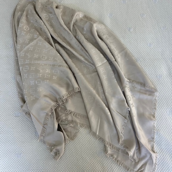 Louis Vuitton Monogram Classic Shawl Scarf Silk/Wool in Beige (Greige), with box - Picture 4 of 10